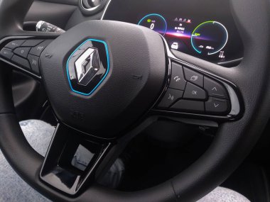 Yeni Renault Zoe elektrikli araba. Kontrol düğmeli direksiyon. Bükreş, Romanya, 2021