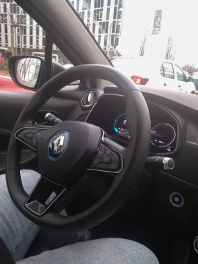 Yeni Renault Zoe elektrikli araba. Kontrol düğmeli direksiyon. Bükreş, Romanya, 2021