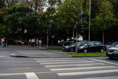Şehrin şehir merkezinde trafik sıkışıklığında araba trafiği. Romanya 'nın başkenti Bükreş' te sabah akşam araba kirliliği ve trafik sıkışıklığı, 2021