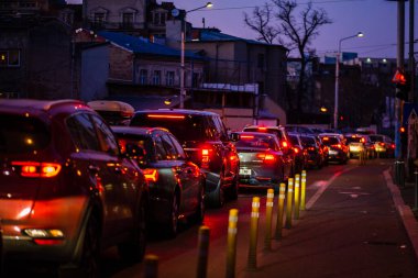 Şehrin şehir merkezinde trafik sıkışıklığında araba trafiği. Romanya 'nın başkenti Bükreş' te sabah akşam araba kirliliği ve trafik sıkışıklığı, 2021