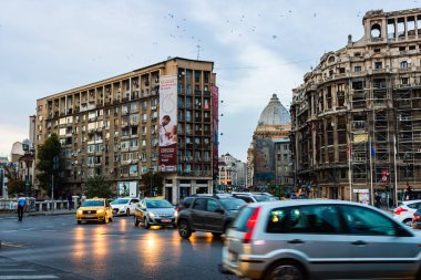 Şehrin şehir merkezinde trafik sıkışıklığında araba trafiği. Romanya 'nın başkenti Bükreş' te sabah akşam araba kirliliği ve trafik sıkışıklığı, 2021