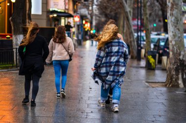 Romanya 'nın Bükreş kentinde 2021' de insanlar taşınıyor, sokaklarda yürüyor