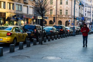 Şehrin şehir merkezinde trafik sıkışıklığında araba trafiği. Romanya 'nın başkenti Bükreş' te sabah akşam araba kirliliği ve trafik sıkışıklığı, 2021