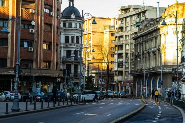 Şehrin şehir merkezinde trafik sıkışıklığında araba trafiği. Romanya 'nın başkenti Bükreş' te sabah akşam araba kirliliği ve trafik sıkışıklığı, 2021