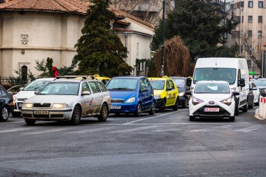 Şehrin şehir merkezinde trafik sıkışıklığında araba trafiği. Romanya 'nın başkenti Bükreş' te sabah akşam araba kirliliği ve trafik sıkışıklığı, 2021
