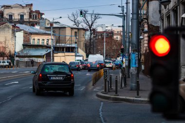Şehrin şehir merkezinde trafik sıkışıklığında araba trafiği. Romanya 'nın başkenti Bükreş' te sabah akşam araba kirliliği ve trafik sıkışıklığı, 2021