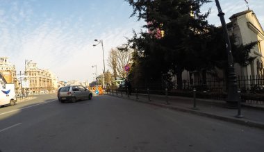 Coronavirüs salgınının yol açtığı değişimler ve komplikasyonlar kalabalığın olmadığı bir dünya, virüs sokakları boşaltıyor. Bükreş, Romanya, 2020 'de trafik sıkışıklığı, kirlilik yok, sokaklar bomboş.