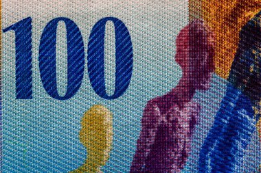 100 İsviçre frangı banknotunun detaylarına özen göster. Para banknotlarının makro detaylarını kapat. İsviçre frangı izole edilmiş..