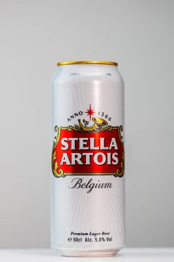 Harika Belçika birası, Stella Artois. Belçika birası birası kutusu. Romanya, Bükreş 'te stüdyo fotoğraf çekimi, 2020