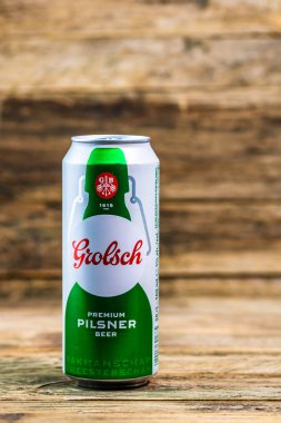 Grolsch Premium Pilsner - Grolsch Premium Lager, Hollanda Grolsch Bira Fabrikası 'nın amiral gemisi. Romanya, Bükreş 'te stüdyo fotoğraf çekimi, 2020