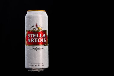Stella Artois birasının üzerindeki su damlacıkları siyaha izole edilmiş. Bükreş, Romanya, 2020