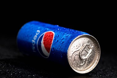 Pepsi kutusunun siyah arka plandaki su damlacıklarıyla çekilmiş resmi. Stüdyo çekimi Bükreş, Romanya, 2021