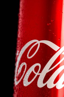 Siyah arka planda klasik Coca-Cola kutusunda su damlacıkları. Stüdyo çekimi Bükreş, Romanya, 2021