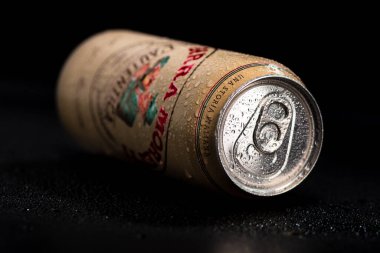 Birra Moretti, siyah arka planda su damlacıkları olan birinci sınıf bir bira. Romanya, Bükreş 'te stüdyo fotoğraf çekimi, 2021