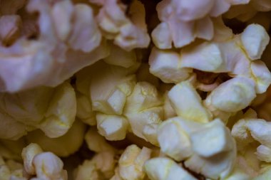 Makro, tereyağlı patlamış mısır üzerine seçici bir odaklanma. Patlamış mısır arkaplanı