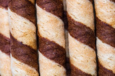 Makro seçici olarak çikolatalı gofret rulolarına odaklan. Çikolata çubukları arka plan