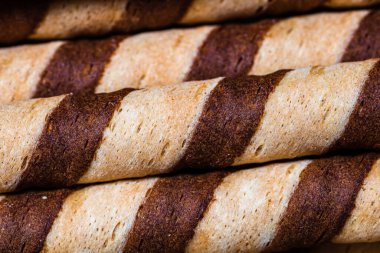 Makro seçici olarak çikolatalı gofret rulolarına odaklan. Çikolata çubukları arka plan