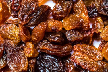 Kuru üzüm dokusu, makro seçici odaklanma. Kuru üzümlerin arka planı