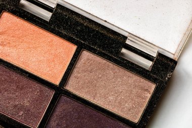 Makro seçici odak eski ve kullanılan makyaj paleti.