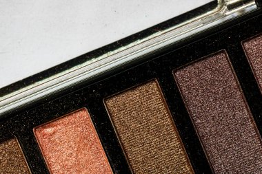 Makro seçici odak eski ve kullanılan makyaj paleti.