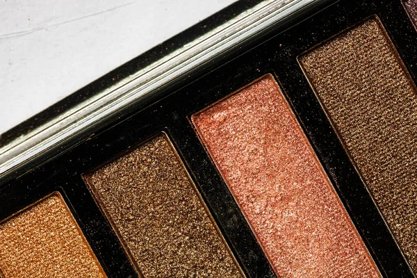 Makro seçici odak eski ve kullanılan makyaj paleti.