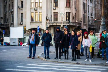 Romanya 'nın Bükreş kentinde 2021' de insanlar taşınıyor, sokaklarda yürüyor