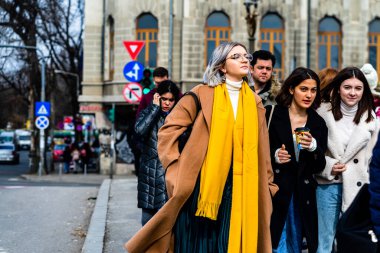 Romanya 'nın Bükreş kentinde 2021' de insanlar taşınıyor, sokaklarda yürüyor