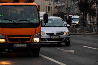 Şehrin şehir merkezinde trafik sıkışıklığında araba trafiği. Romanya 'nın başkenti Bükreş' te sabah akşam araba kirliliği ve trafik sıkışıklığı, 2021