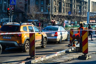 Şehrin şehir merkezinde trafik sıkışıklığında araba trafiği. Romanya 'nın başkenti Bükreş' te sabah ve akşam araba kirliliği, trafik sıkışıklığı
