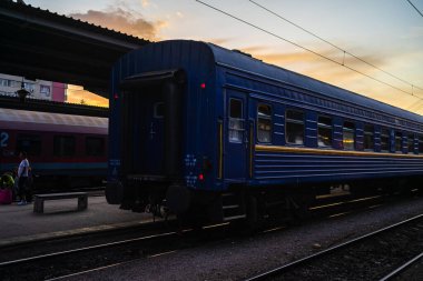 Coronavirus COVID-19 virüsünün neden olduğu değişiklikler ve komplikasyonlar, kalabalık olmayan dünya, boş tren platformu. Bükreş, Romanya, 2020 'deki Kuzey Tren İstasyonu' nda ne bir yolcu ne de bir yolcu var.