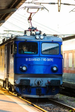 Bükreş, Romanya 'daki Bükreş Kuzey Tren İstasyonu' ndaki (Gara de Nord Bükreş) tren platformunda hareket halindeki tren detayları