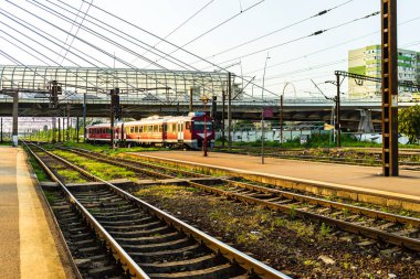 Bükreş, Romanya 'daki Bükreş Kuzey Tren İstasyonu' ndaki (Gara de Nord Bükreş) tren platformunda hareket halindeki tren detayları