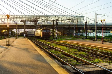 Bükreş, Romanya 'daki Bükreş Kuzey Tren İstasyonu' ndaki (Gara de Nord Bükreş) tren platformunda hareket halindeki tren detayları