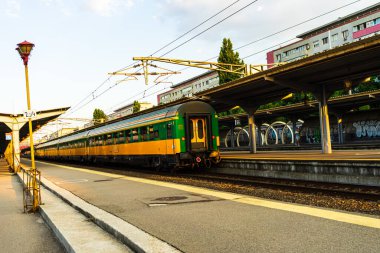 Bükreş, Romanya 'daki Bükreş Kuzey Tren İstasyonu' ndaki (Gara de Nord Bükreş) tren platformunda hareket halindeki tren detayları
