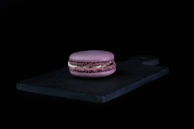 Siyah arka planda izole edilmiş rengarenk badem kurabiyeleri, Fransız badem kurabiyeleri.