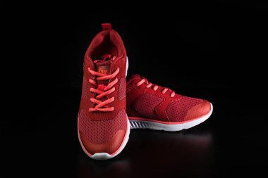 Spor ayakkabıları siyah arka planda izole edilmiş. Bükreş, Romanya, 2021