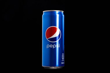 Siyah arka planda klasik Pepsi kutusunun editör fotoğrafı. Stüdyo çekimi Bükreş, Romanya, 2021