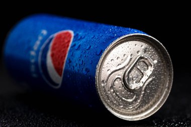 Pepsi kutusunun siyah arka plandaki su damlacıklarıyla çekilmiş resmi. Stüdyo çekimi Bükreş, Romanya, 2021