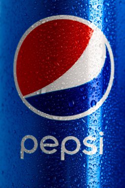 Siyah arka planda klasik Pepsi kutusu ayrıntıları. Stüdyo çekimi Bükreş, Romanya, 2021
