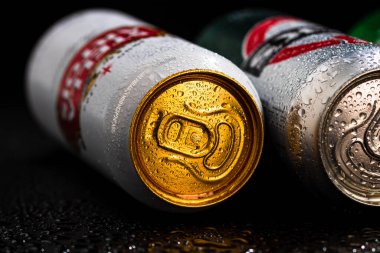 Bira kutularının üzerindeki su damlacıkları siyaha izole edilmiş. Bükreş, Romanya, 2020