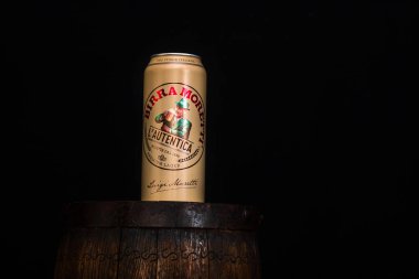 Birra Moretti birası. Tahta fıçının üzerinde, siyah arka planda. Bükreş, Romanya, 2021