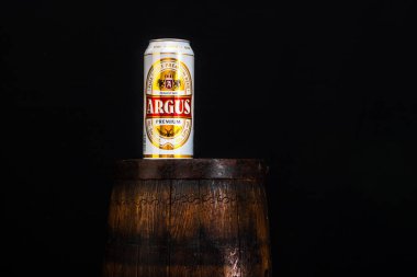 Bira fıçısının üzerinde koyu argus birası. Bükreş, Romanya, 2021