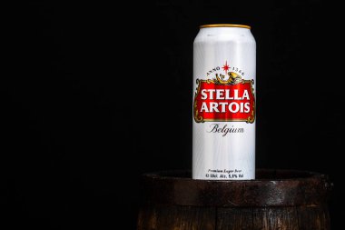 Bir kutu Stella Artois birası, bira fıçısının üzerinde, koyu arkaplanlı. Bükreş, Romanya, 2021