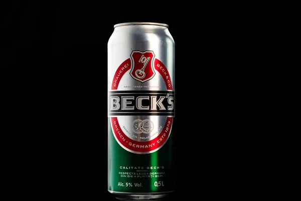 Lata Cerveza Beck Está Aislada Sobre Fondo Negro Bucarest Rumania — Foto de Stock