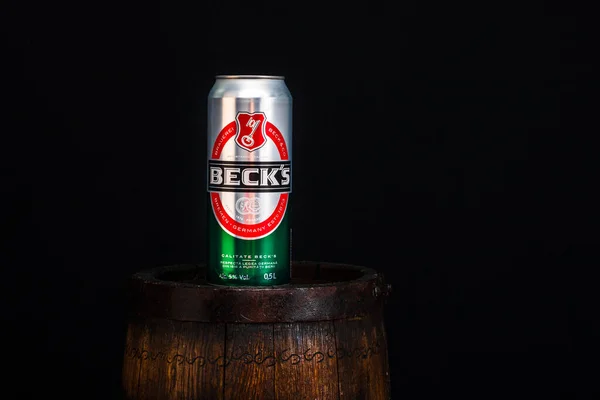 Lata Cerveza Becks Barril Cerveza Con Fondo Oscuro Foto Editorial — Foto de Stock