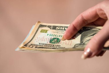 USD banknotlarının detaylarına özen göster. Amerika Birleşik Devletleri banknotlarını saymak ya da vermek. Dünya para kavramı, enflasyon ve ekonomi kavramı