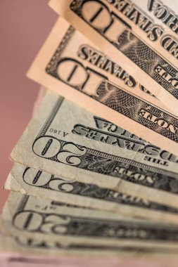 USD banknotlarının detaylarına özen göster. Amerika Birleşik Devletleri banknotlarını saymak ya da vermek. Dünya para kavramı, enflasyon ve ekonomi kavramı