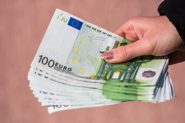 EURO banknotlarının detaylarına özen göster. EURO banknotlarını saymak ya da vermek. Dünya para kavramı, enflasyon ve ekonomi kavramı