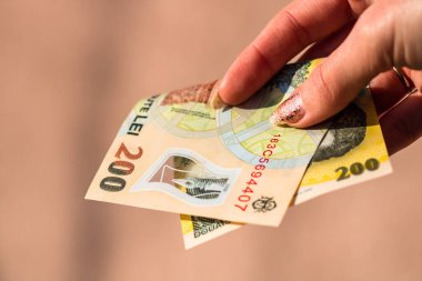 LEI banknotlarının detaylarına özen göster. Rumen LEI banknotları saymak veya vermek. Dünya para kavramı, enflasyon ve ekonomi kavramı