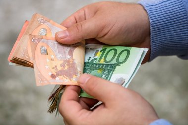 EURO banknotlarının detaylarına özen göster. EURO banknotlarını saymak ya da vermek. Dünya para kavramı, enflasyon ve ekonomi kavramı